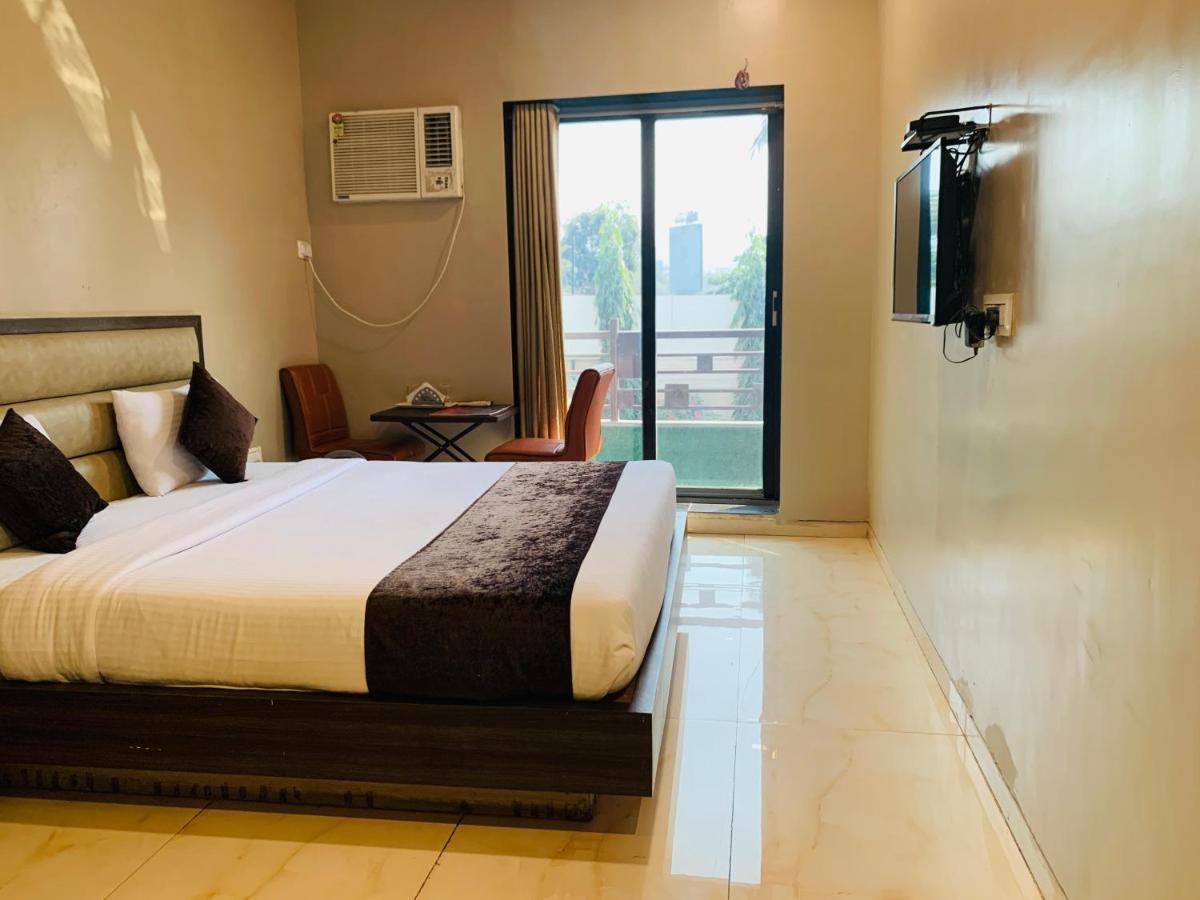 Hotel Merakee - Near Dahisar Mira Road Mumbai Kültér fotó