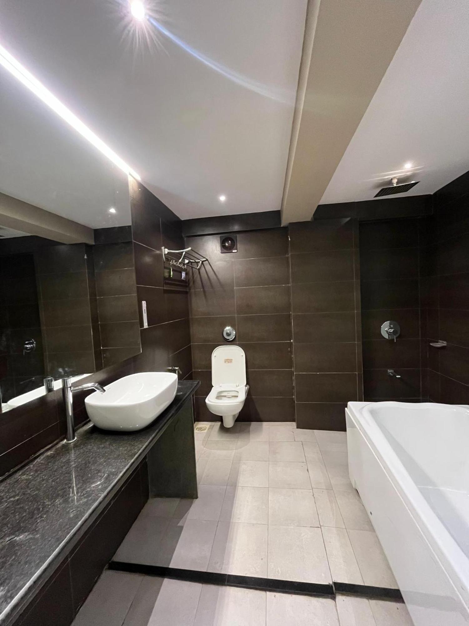 Hotel Merakee - Near Dahisar Mira Road Mumbai Kültér fotó